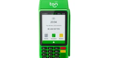 Máquina de cartão Ton verde com tela touch destacando funcionalidades como recibos, calculadora e relatórios, ideal para pagamentos modernos