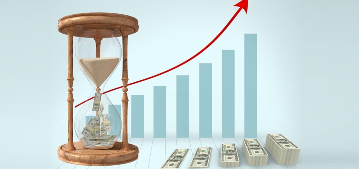 Relógio de areia com notas de dinheiro acumuladas na base, ao lado de gráfico de barras em crescimento com uma seta vermelha ascendente, representando aumento econômico e investimentos