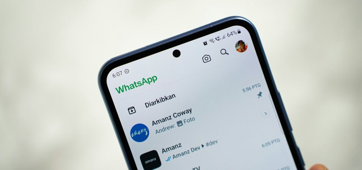 Smartphone mostrando a interface do WhatsApp com detalhes de chats, configurações de perfil e contatos, simbolizando conectividade e personalização no aplicativo.