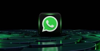 Ícone do WhatsApp com design futurista, destacado em uma superfície tecnológica e iluminação verde, simbolizando inovação no setor de comunicação e pagamentos.