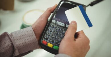 Close-up de mãos fazendo pagamento através de cartão de crédito no café